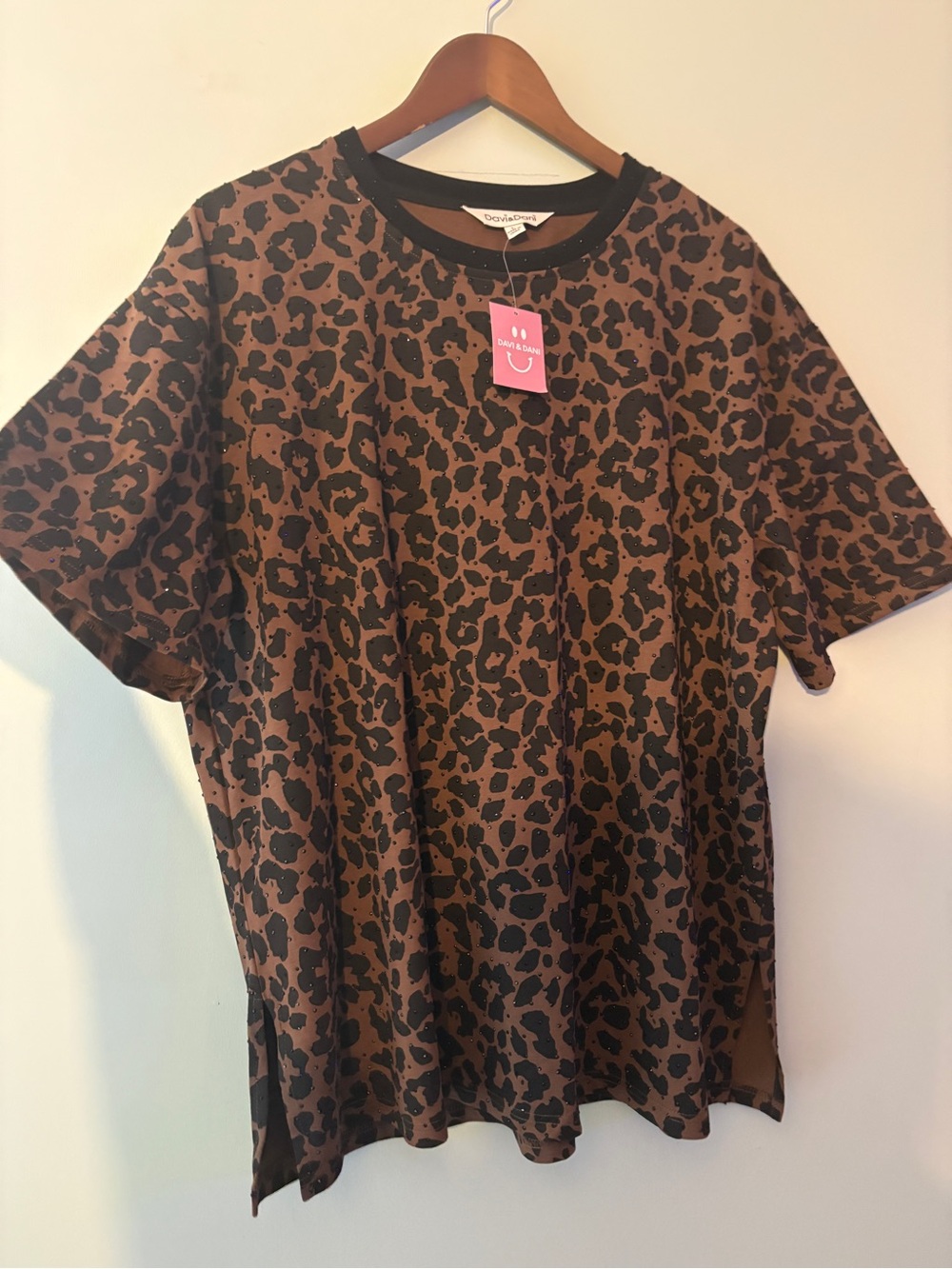 NWT! Davi & Dani Leopard Rhinestone Tunic Top with side slits Size Large